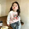 Camiseta infantil de algodão puro com blocos de cor e mangas compridas, corte solto, novo estilo 2026, design de desenho animado, moderna para primavera e outono, adequada para crianças mais velhas como camada base