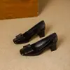 Cómodos para los pies, zapatos de tacón alto gruesos, nuevos zapatos cuadrados de charol estilo francés con hebilla metálica, zapatos profesionales de corte bajo para mujer para primavera y otoño