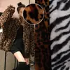 Estoque de fábrica poliéster pelo de coelho flanela estampado pelúcia curta outono e inverno brinquedo cobertor suéter imitação tecido de pelo de coelho