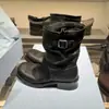 Botas femininas estilosas de sola grossa, novas de outono de 2026, botinhas de tornozelo estilo motociclista plissadas vintage, botas da moda de salto grosso de cano médio