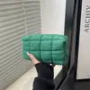 Bolsa de cosméticos versátil y a la moda de estilo coreano con forma de nube y relleno de plumón, disponible en varios colores con patrones bordados, un bolso pequeño y portátil para facilitar el almacenamiento