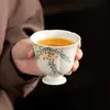 Porcelana de Jade de Gordura de Cordeiro de Dehua com Pintura Manual Floral Taça de Pé Alto Taça de Mestre Conjunto Exquisito de Chá Gongfu Taça de Degustação Taça Única Presente Feminino
