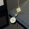 Nova Colar de Aço Titânio com Concha Branca de Trevo de Quatro Folhas Mais Vendido para Mulheres Estilo Ins Moda Versátil Nicho Joia de Mão Dourada 18K Que Não Desbota