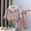Conjunto de Ropa de Otoño para Niños 2026 Nuevo Moda Coreana Informal Cardigan Manga Larga Conjunto de Tres Piezas para Niñas y Niños Ropa Infantil
