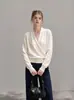 Suéter tejido cómodo y fácil de usar, color blanco roto, con cuello en V para mujer, presenta un diseño asimétrico cruzado, perfecto como capa interior o top