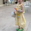Estilo Coreano 2026 Nova Roupa Infantil Conjunto de Verão para Meninas Top Amarelo Sem Mangas Estiloso e Calças Lanternas Infantis para Bebês Meninas