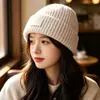 Gorro de tricô com etiqueta de couro simples estilo coreano para mulheres, outono e inverno, circunferência da cabeça grande, listra vertical, gorro com punho, chapéu de lã versátil para homens
