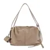 Bolso de hombro retro estilo coreano, versátil para cualquier atuendo, perfecto para otoño, con gran capacidad, elegante, casual y que irradia una sensación de alta gama.; una bolsa de almohada cruzada