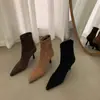 Botines ajustados cortos de gamuza con punta y tacón alto para mujer, nuevo estilo otoño e invierno 2026, botines tobilleros estilo coreano con forro de felpa