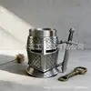 Caneca de Metal Estilo Capacete de Cavaleiro Medieval com Padrão de Escamas de Peixe, Caneca de Cerveja Decorativa Tridimensional com Design de Alça de Espada Sagrada