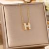 Novo Colar Estilo Francês Celebridade Aço Titânio Feminino Luxo Leve Criativo Letra H Conjunto Pingente Quadrado Diamante Corrente Clavícula Luxo Leve Joia