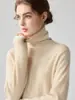 Suéter atmosférico de cachemira con cuello alto y diseño de punto calado texturizado en la parte delantera, top base de punto simple y elegante