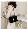 Bolso pequeño cuadrado cruzado para mujer, combinable con todo, estilo retro de terciopelo, con cadena de metal y cierre.