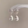 Pendientes de perlas sintéticas con incrustaciones de diamantes de estilo francés de lujo ligero, pendientes elegantes tipo socialité para vestido, pendientes de botón de nicho de alta gama y sofisticados para mujer
