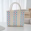 Nova bolsa de piquenique de primavera, bolsa de palha grande, esquema de cores rosa fofo, design xadrez color-block fresco e estiloso