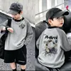 Camada Base de Pelúcia para Meninos 2026 Outono/Inverno Novo Estilo Camiseta Infantil de Manga Longa Listrada Gola Redonda Top Interno Tendência