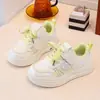 Tênis brancos para meninas, novos modelos de primavera e outono, com sola macia, com fechos de velcro, tênis infantis de malha respirável, sapatos casuais da moda
