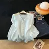 Foto real de una camisa fina de manga larga protectora del sol para mujer, nuevo modelo de verano 2026, top casual de Tencel fresco y holgado con manga abullonada