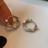 Anillo de Ola y Aros Lisos para Mujer, Diseño Sencillo, Estilo Minimalista, Temperamento de Nicho, Accesorios de Oreja Versátiles y Únicos