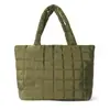 Bolso acolchado de un solo hombro estilo otoño e invierno moderno de alto valor, bolsa de plumón para debajo del brazo, bolso de hombro tipo tote ligero de gran capacidad