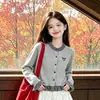 Conjunto de Duas Peças Fashionável de Xadrez Patchwork Cardigan e Saia Doce com Laço para Meninas - Coleção Primavera/Outono 2026