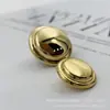 Suéter de Botón con Forma de Sombrero de Paja Minimalista y Sofisticado con un Botón Redondo Metálico Inspirado en Chanel con Acabado Metálico
