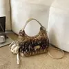 Bolsa de Peluche Súper Popular Otoño/Invierno para Mujer Nuevo Estilo 2026 Bolso de Hombro Simple a la Moda Estilo Coreano Atmósfera Bolso Cruzado Versátil