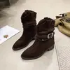 Botas de cowboy ocidentais retrô com sola grossa e salto grosso para mulheres, coleção outono/inverno 2026, apresentando um design trançado e detalhes de fivela, semelhantes a botas de montaria