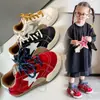 Zapatillas de entrenamiento estilo coreano alemán para niños, nuevo modelo otoño 2026, zapatillas casuales versátiles antideslizantes con estrellas a la moda para niños y niñas