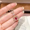 Bestseller de Douyin Colgante de Collar de Falda de Zafiro Rosa con Diamantes Completos de Alta Calidad para Mujer Cadena para Clavícula de Lujo Ligero con Temperamento y Sentido de Gama Alta