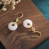 Pendientes de traje antiguo cheongsam de estilo chino, pendientes de hebilla de seguridad vintage de imitación de jade Hetian artesanales de oro antiguo para mujer