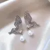 Pendientes de Perla Mariposa de Circonita de Lujo Ligero Aguja de Plata, Pendientes de Temperamento Simple Únicos, Pendientes de Diseño Nicho de Gama Alta para Mujer