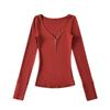 Camiseta ajustada sexy para chicas calientes, otoño e invierno 2024, nueva camiseta de manga larga con escote en V y hebilla en la cintura ajustada para mujer
