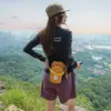 Bolso pequeño cuadrado de malla con cordón de colorblock estilo montaña con hebilla de cuerda colorida, bolso de hombro unisex para senderismo, bolso cruzado para botella de agua