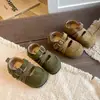 Elegantes sandalias Birkenstock para niña, colección primavera/otoño 2026, con tiras cruzadas, suelas suaves y un diseño retro. Estos son unos zapatos Mary Jane planos de moda para niñas pequeñas