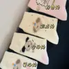Meias Fofas de Cachorro Desenho Animado Rosa para Mulheres Inverno Espessadas Forradas com Fleece Quentes e à Prova de Frio Meias de Cano Médio Meias para Chão de Casa