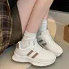 Dropshipping Internacional Popular Tênis Esportivo de Solado Grosso para Mulheres Primavera e Outono Novos Tênis de Pai Sapatos Casuais para Treinamento Moral Tamanho Grande 42