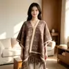Novo xale de viagem feminino para Xinjiang e Xizang, poncho versátil xadrez letra M para ambientes com ar condicionado, protetor de ombro, manta de outer wear feminina