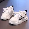 Tenis casuales para niñas, nuevos estilos de verano 2025, zapatillas deportivas de moda para niños medianos y grandes, y tenis deportivos casuales antideslizantes para niños.
