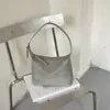 Bolsa feminina de nicho transfronteiriça estilo francês, novo modelo verão 2026, elegante e de alta qualidade, adequada para o trabalho, bolsa de ombro e crossbody acolchoada