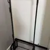 Arara de Chão Personalizável para Casa e Dormitório com Cesta e Rodas, Cabideiro Móvel para Quarto, Armazenamento Interno para Roupas, Toalhas, Chapéus