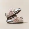 Zapatillas nuevas de primavera y otoño para niñas con suelas blandas y diseño antideslizante para niños de 3 a 6 años, zapatillas blancas transpirables y ligeras para niños