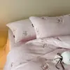 ¡Estilo Personalizado de Alta Gama Petite! Conjunto de Cuatro Piezas Engrosado de Vellón de Leche Bordado Otoño/Invierno Cubreedredón de Vellón Coral de Doble Cara Francés Faldón de Cama