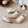 Zapatos de niña Forrest Gump 2026 primavera y otoño nuevos zapatos deportivos para niños, zapatos blancos ligeros para niñas pequeñas, zapatos de entrenamiento para bebés de suela suave