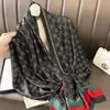Ciudad de Yiwu Youhu Primavera y Verano Alta Gama Versátil Seda Imitación Delgado Bufanda Moda Clásica Larga Bufanda Venta al por Mayor