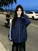 Jaqueta feminina estilosa de design personalizado de nicho, com blocos de cor e três listras, manga longa e zíper, novo top casual de outono e inverno