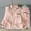 Pijama feminino plus size para primavera e outono, com bordado de algodão em padrão de nuvens, acabamento em renda, estampa de dachshund, estilo de colarinho com abertura frontal e corte solto, adequado para usar tanto em ambientes internos quanto externos.
