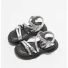 Sandálias Infantis Tendência 2026 Verão Novas Meninas Solado Macio Estilosas Sapatos de Princesa Sandálias Romanas Prateadas Sapatos de Praia para Crianças