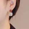 Aretes de Botón Geométricos Huecos Marrones con Perlas de Imitación para Mujer, Nuevos Pendientes Populares de Gama Alta 2026 para Mujer, Accesorios para Orejas Otoño/Invierno
