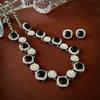 Collar cuadrado geométrico de alta calidad estilo oscuro con incrustaciones de diamantes, estilo francés, lujo ligero nicho, elegante, personalizado, cadena de clavícula para mujer